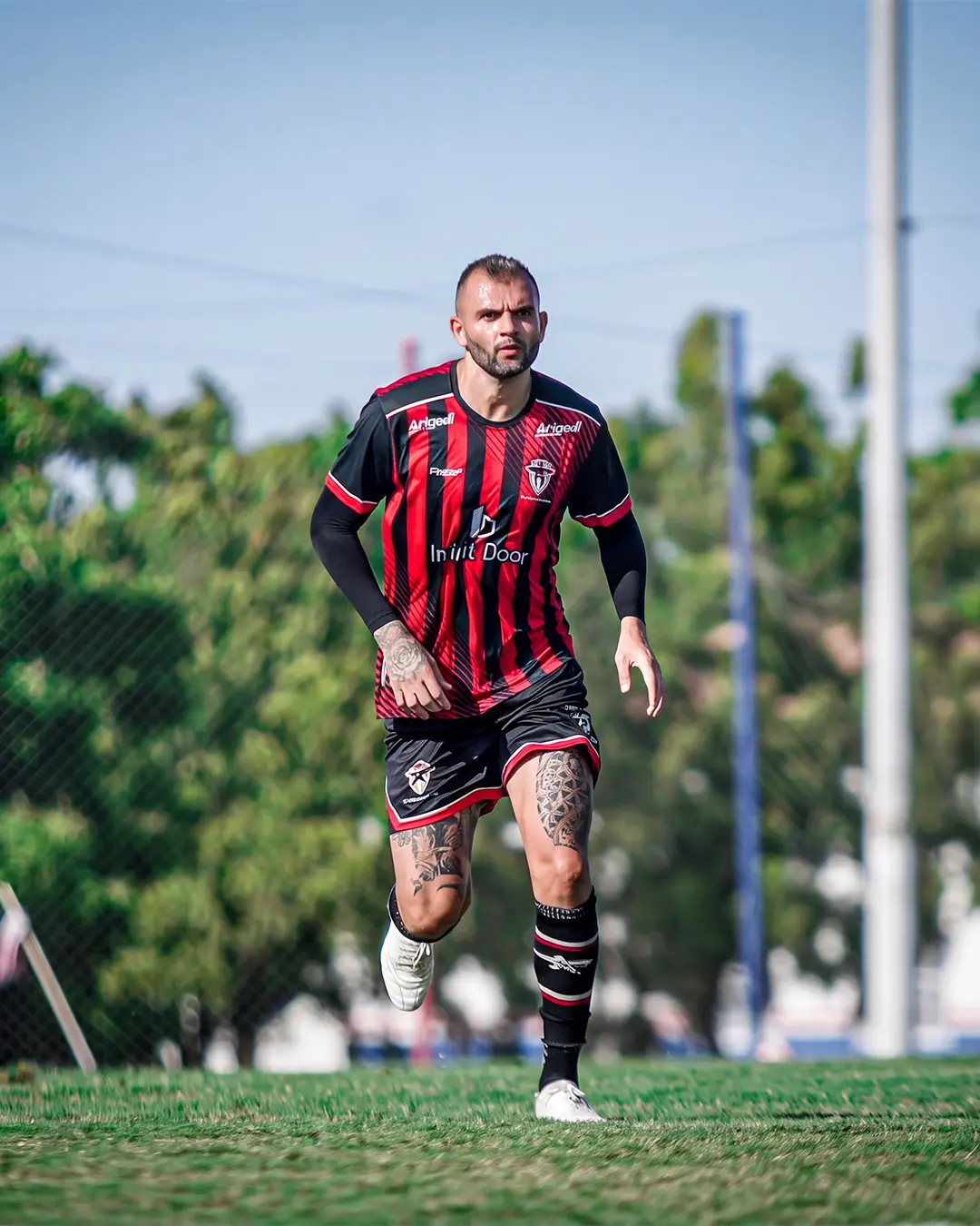 Matheus Vila, CEO da MV Viagens, em campo de futebol
