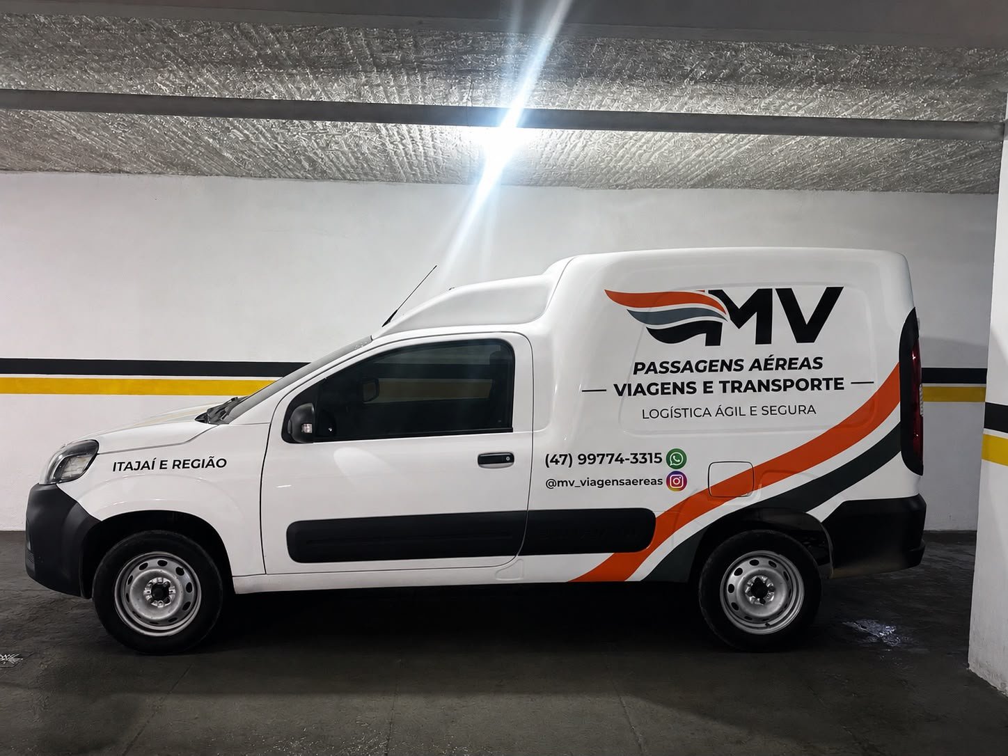 Veículo de transporte MV Viagens em Itajaí